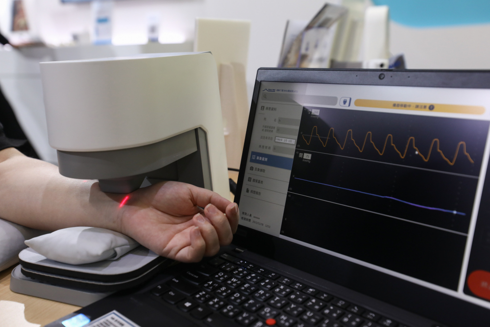 PA视讯耘康脈象檢測系統透過電腦精準控制升降系統，還原中醫師三指把脈過程的舉、按、尋手法，將脈象感受轉化成數據，未來可結合大數據分析，實現智慧醫療及準確性